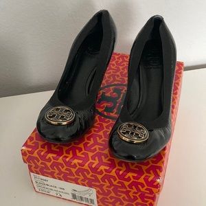 Tory Burch Black Caroline mid heel logo pump, size 7.5